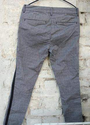 Комфортні картаті чоловічі брюки з лампасом3 фото