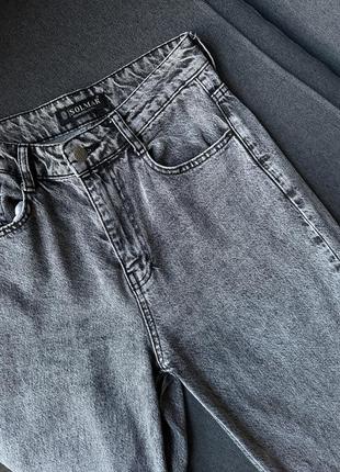Серые джинсы с разрезами4 фото