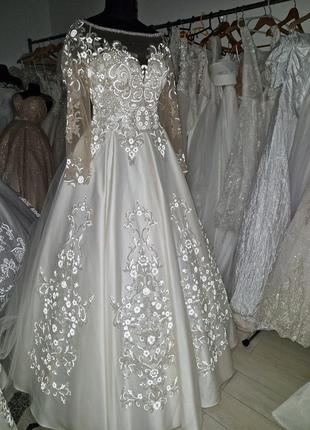Нова атласна весільна сукня