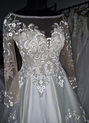 Нова атласна весільна сукня