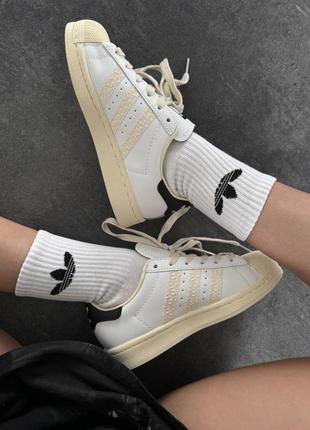 Жіночі кросівки adidas superstar white / beige logo premium3 фото
