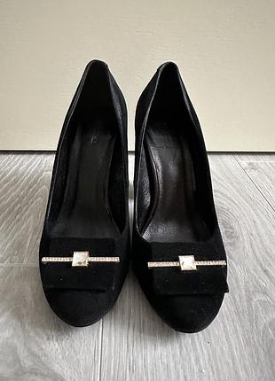 Чорні туфлі на підборах