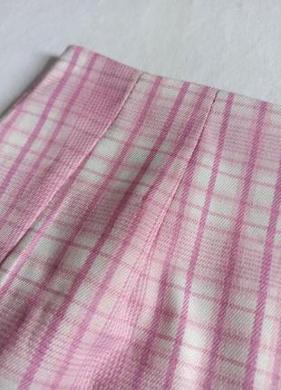 Розовая юбка мини в клетку с разрезами2 фото