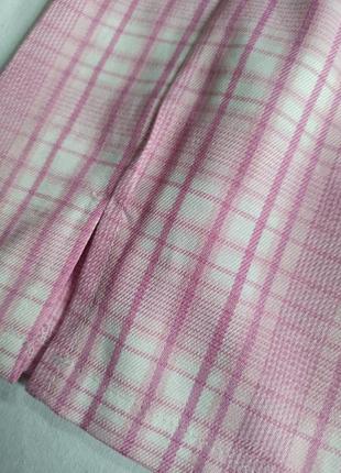 Розовая юбка мини в клетку с разрезами3 фото