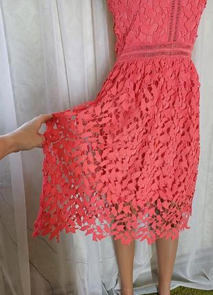 Новое шикарное платье миди в дорогое кружево в коралловом цвете, размер с-ка7 фото
