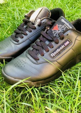 Фирменные черные кроссовки reebok 36-37