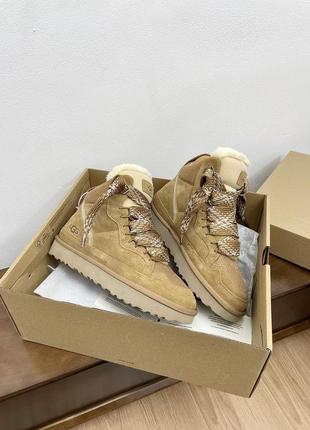 Высокие кроссовки в стиле ugg
