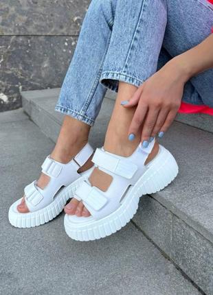 Білі жіночі босоніжки сандалі на липучках на високій підошві потовщеній з натуральної шкіри шкіряні босоніжки сандалі