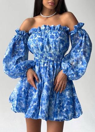 Платье мини с открытыми плечами длинными рукавами приталенное с обильной юбкой платье с цветочным принтом стильная короткая синяя голубая7 фото