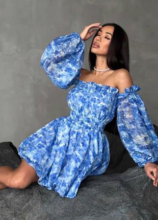 Платье мини с открытыми плечами длинными рукавами приталенное с обильной юбкой платье с цветочным принтом стильная короткая синяя голубая3 фото