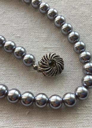 Ожерелье жемчужины серебряно-серого цвета