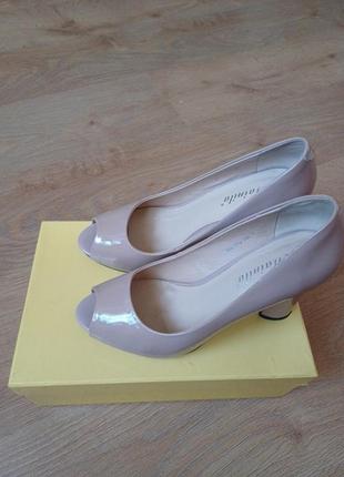 Класичні жіночі  туфлі3 фото