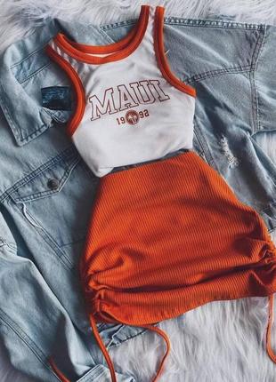 Костюм в рубчик майка укороченная топ на широких бретелях юбка мини с завязками юбка короткая комплект белый оранжевый черный3 фото