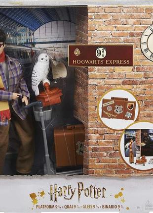 Ігровий набір лялька гаррі поттер на платформі 9 3/4 оригінал harry potter collectible platform 9 3/4 gxw318 фото