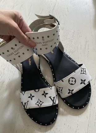 Босоніжки білі з чорним lv