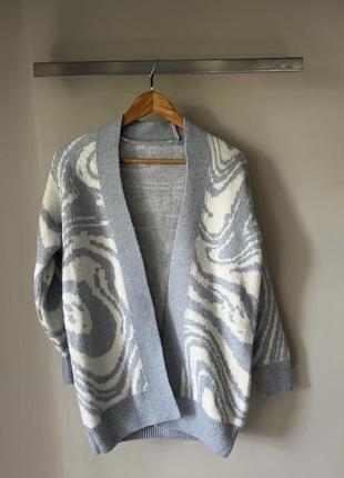 Вязаный кардиган сине-белого цвета