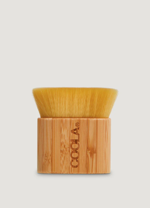 Пензель кабукі для нанесення сироватки для тіла coola organic sunless tan kabuki brush