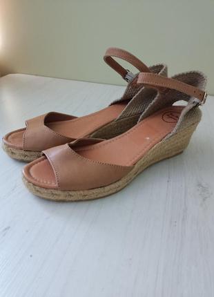 Босоножки на танкетке