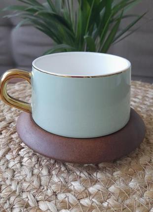 Чашка порцеляна з дерев'яною підставкою