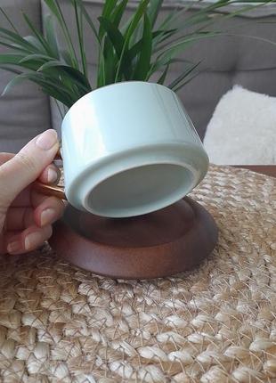 Чашка порцеляна з дерев'яною підставкою