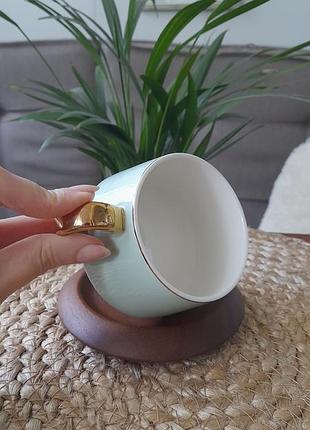 Чашка порцеляна з дерев'яною підставкою