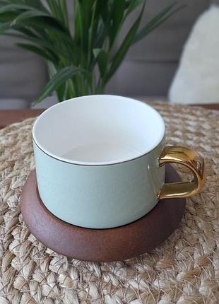 Чашка порцеляна з дерев'яною підставкою
