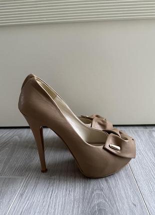 Бежеві туфлі на шпильці