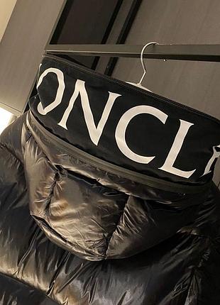 Пуховик moncler довге довгий пальто куртка чорна з надписом на капюшоні лого монклер