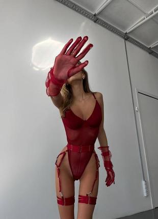 Еротичний комплект: бордовий боді сіточка з рукавичками та стрепами2 фото