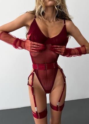 Еротичний комплект: бордовий боді сіточка з рукавичками та стрепами1 фото