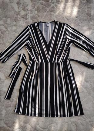 Платье в черно-белую полоску