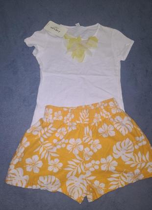 Футболка и яркие шорты на девочку