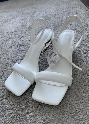 Білі сандалі на підборах reserved
