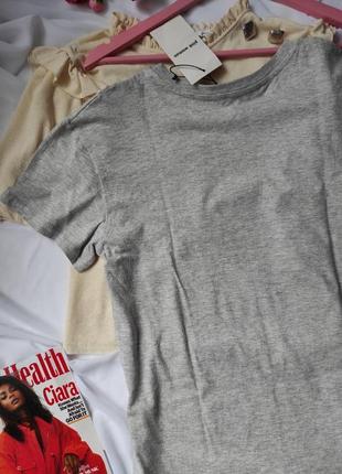 Серая летняя женская футболка с рисунком хлопковая базовая футболка удлиненная2 фото