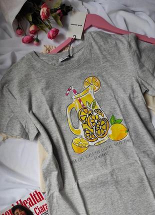 Серая летняя женская футболка с рисунком хлопковая базовая футболка удлиненная4 фото