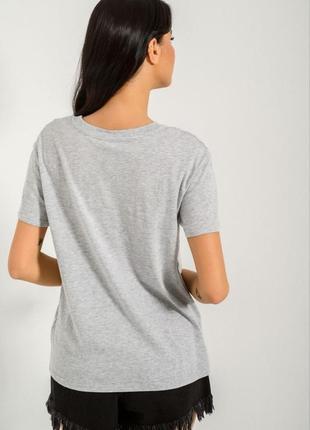 Сіра футболка жіноча бавовняна з малюнком та короткими рукавами прямого крою подовжена футболка5 фото
