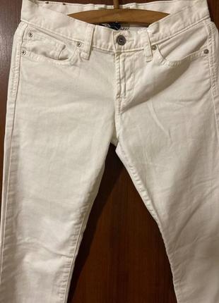 Жіночі білі бавовняні прямі джинси - класика для стильних луків3 фото