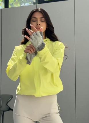 Спортивний костюм комбінезон з шортами міні по фігурі на блискавці з рукавами кофта зіппер укорочена з плащівки комплект бежевий жовтий білий