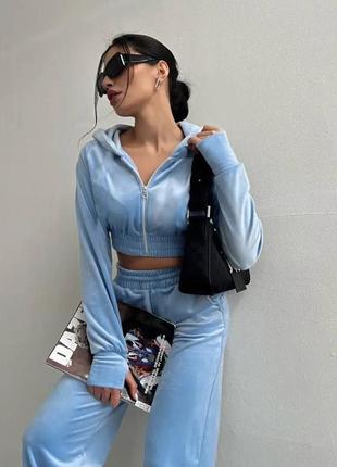 Велюровый костюм: укороченный худи на резинке свободного кроя и штаны на высокой посадке голубой молочный стильный трендовый
