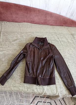 Кожаная женская куртка б/у (натуральная кожа крек)