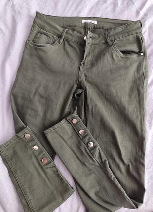 Джинсы цвета хаки