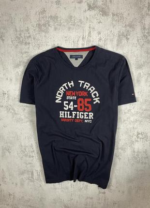 Темно-синяя футболка Tommy hilfiger с выразительным брендингом – стиль, который говорит сам за себя!
