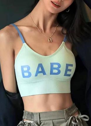 Топ с надписью babe