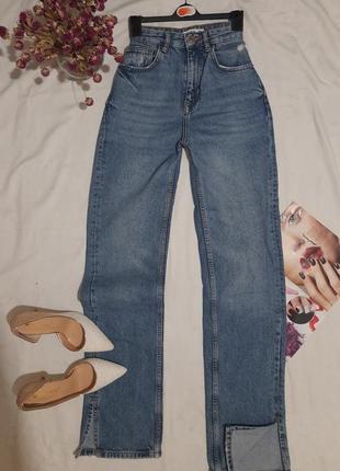 Трендовые джинсы с разрезами7 фото