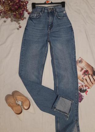 Трендовые джинсы с разрезами6 фото