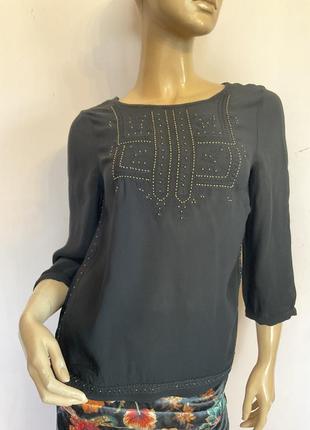 Черная вискозная блузка с декором xs/ brend monsoon