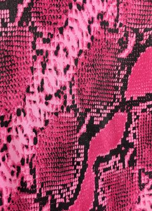 Розовая юбка "по косой" в змеиный принт4 фото