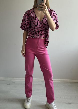 Блуза у квіти рожева7 фото