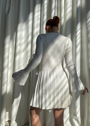 Эффектное короткое платье с рукавами-фонариками, в белом и черном цвете5 фото