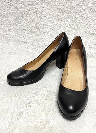 Кожаные классические черные туфли на каблуке2 фото